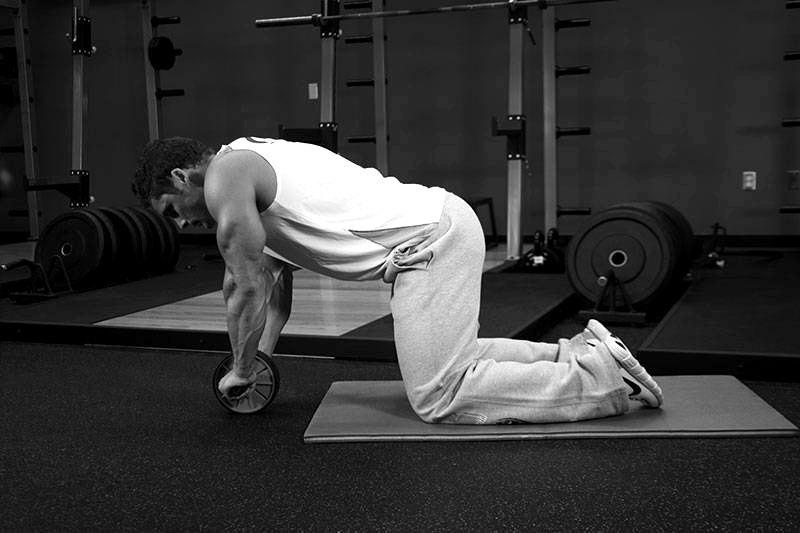 Ab Roller — start position demonstration photo