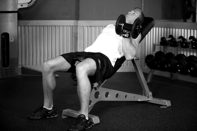 Alternate Incline Dumbbell Curl — start position demonstration photo