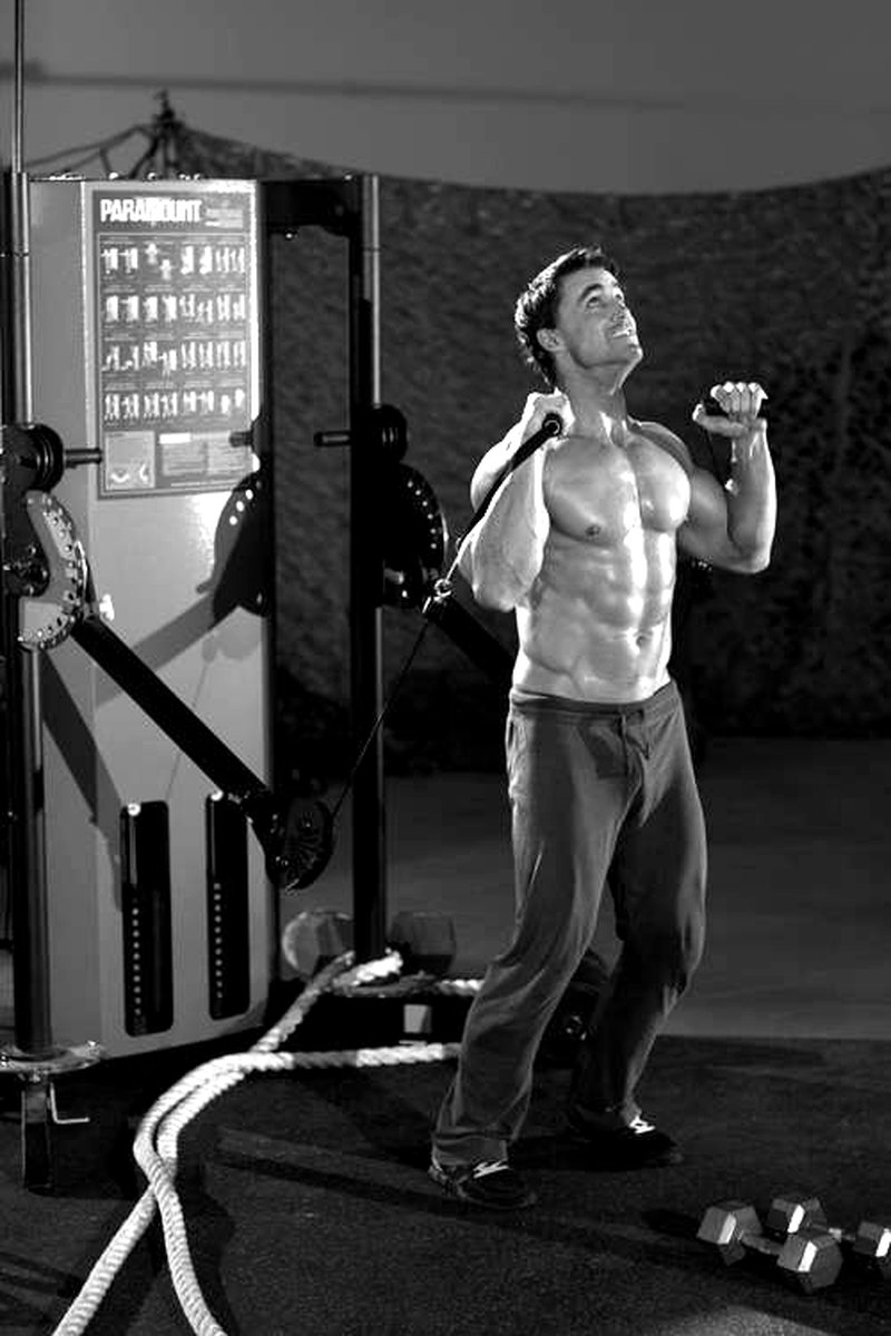 Alternating Cable Shoulder Press — start position demonstration photo