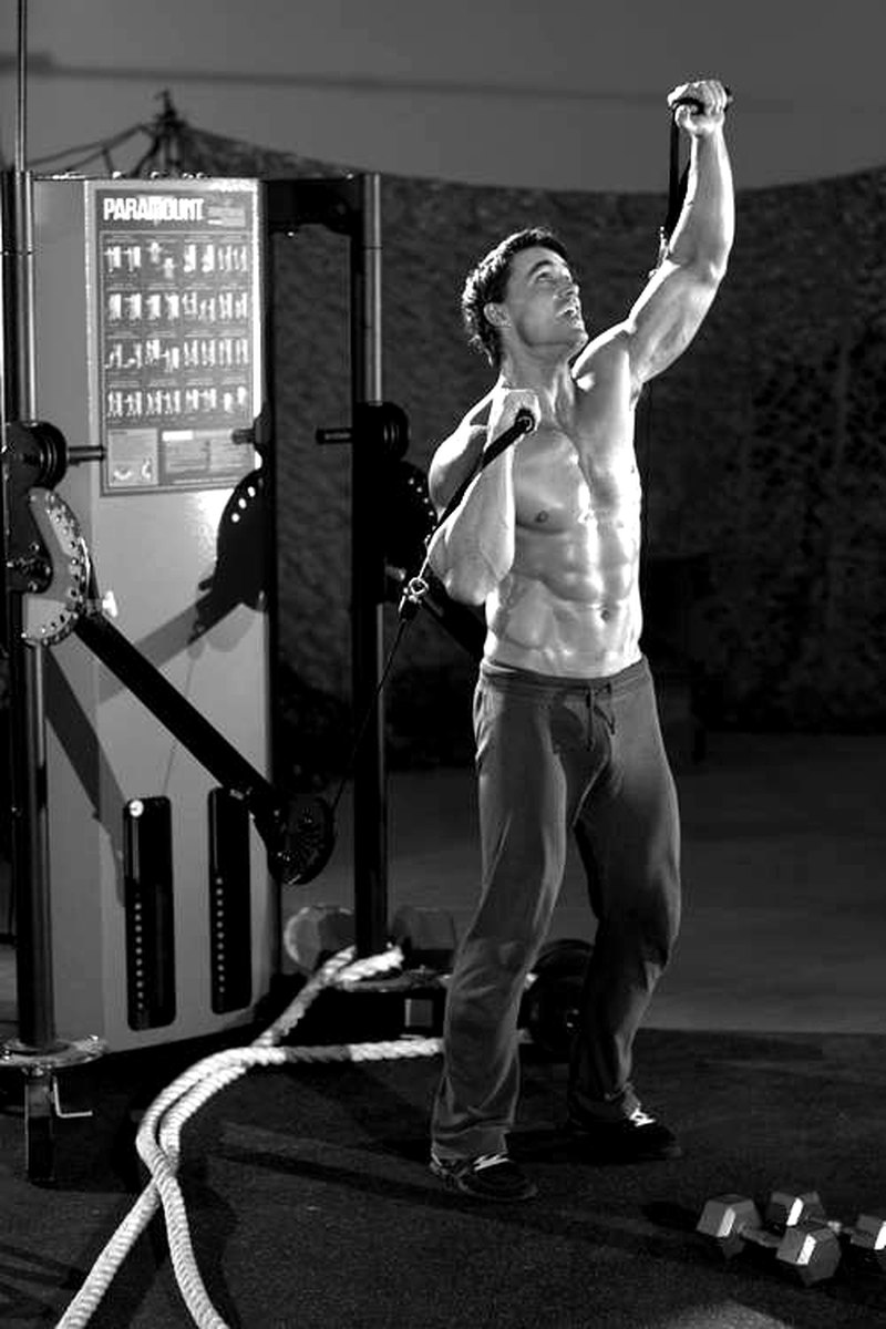 Alternating Cable Shoulder Press — end position demonstration photo
