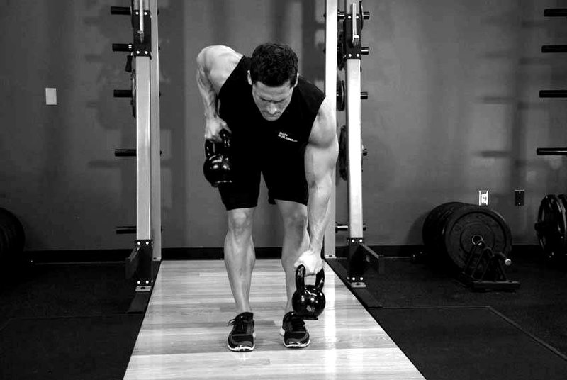 Alternating Kettlebell Row — end position demonstration photo