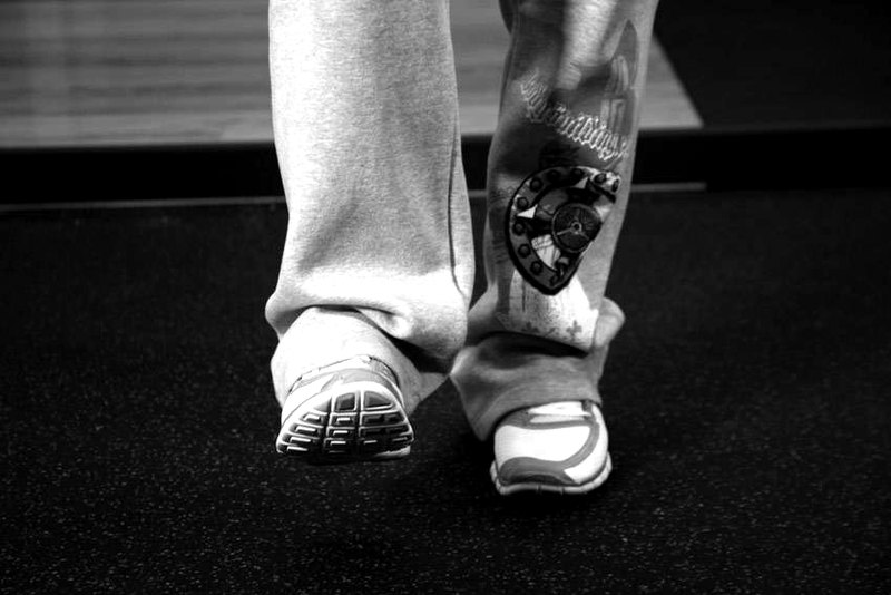 Ankle Circles — start position demonstration photo