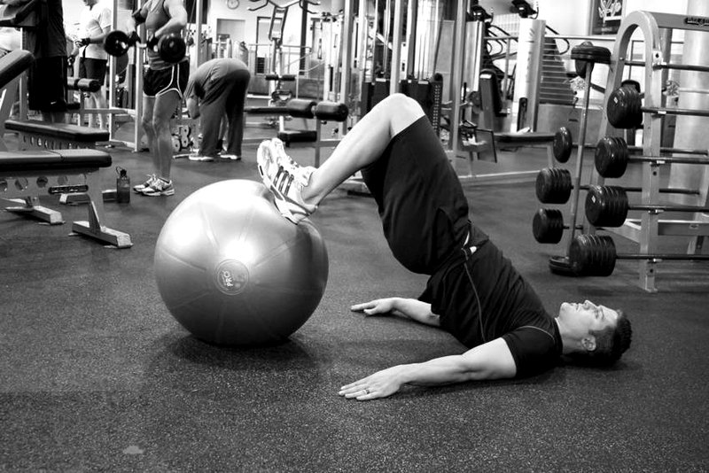 Ball Leg Curl — end position demonstration photo