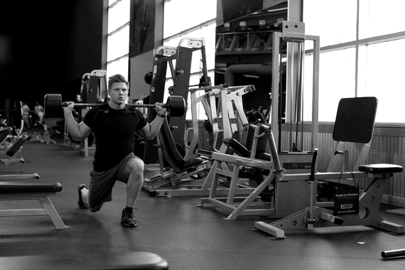 Barbell Walking Lunge — end position demonstration photo
