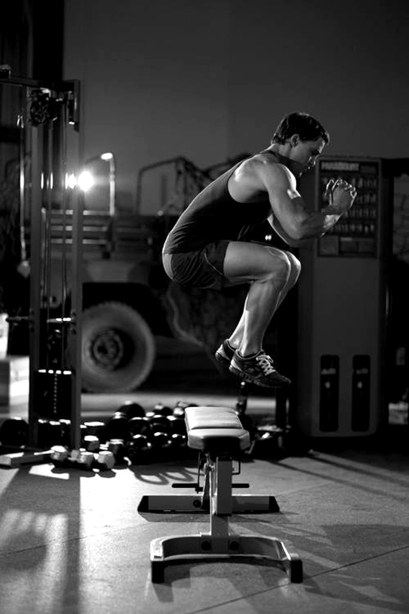 Bench Jump — end position demonstration photo