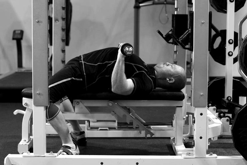 Bench Press - Powerlifting — end position demonstration photo
