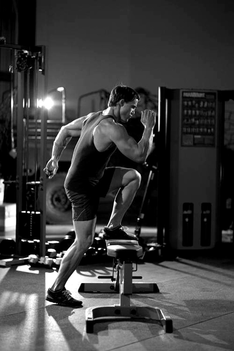 Bench Sprint — start position demonstration photo