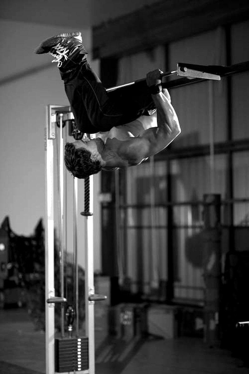 Bodyweight Mid Row — end position demonstration photo