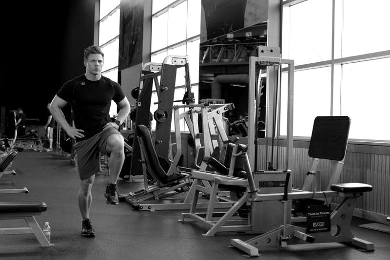 Bodyweight Walking Lunge — start position demonstration photo