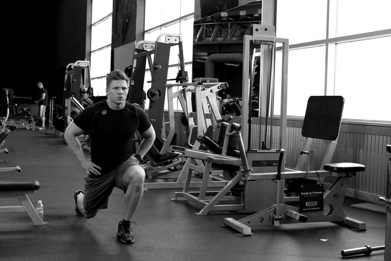 Bodyweight Walking Lunge — end position demonstration photo