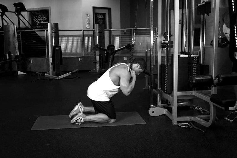 Cable Crunch — start position demonstration photo