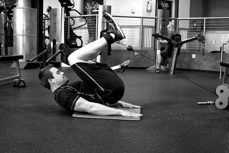 Cable Reverse Crunch — start position demonstration photo