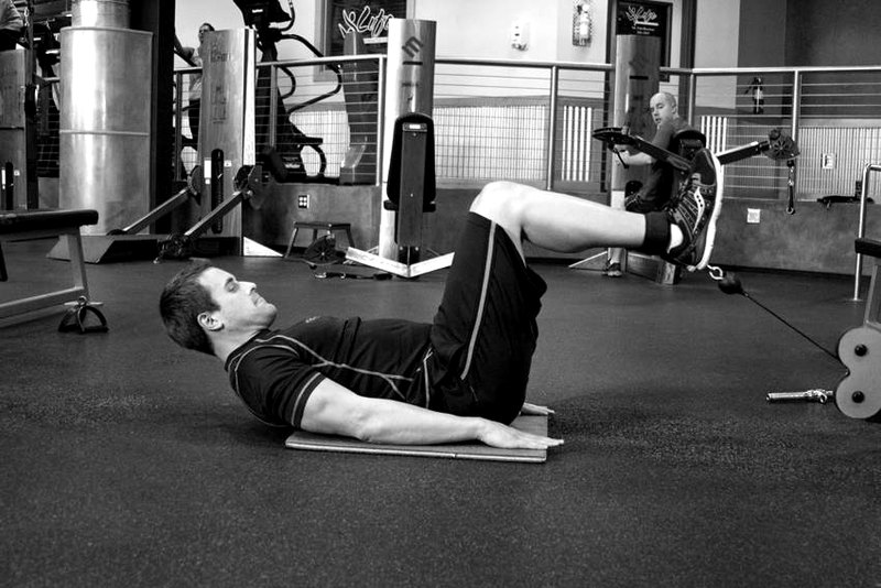 Cable Reverse Crunch — end position demonstration photo