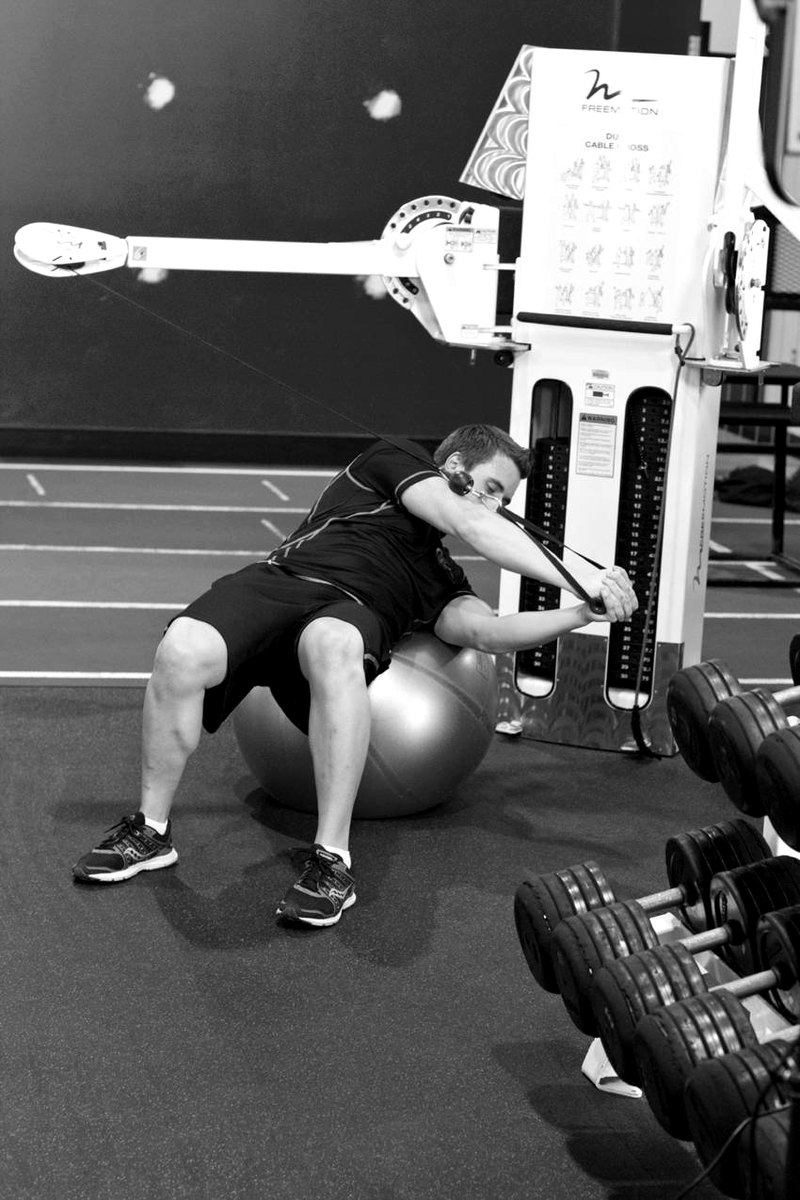 Cable Russian Twists — end position demonstration photo
