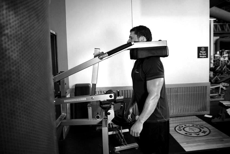 Calf-Machine Shoulder Shrug — start position demonstration photo