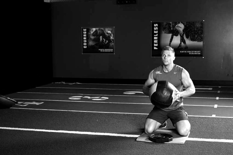 Chest Push (single response) — start position demonstration photo