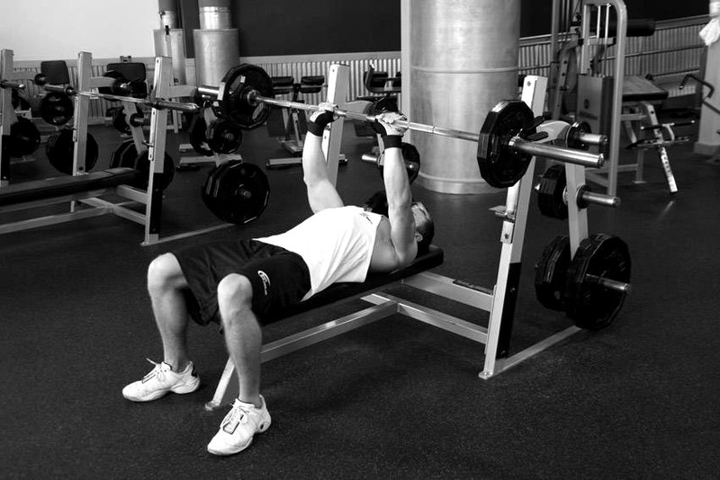 Close-Grip Bench Press — end position demonstration photo