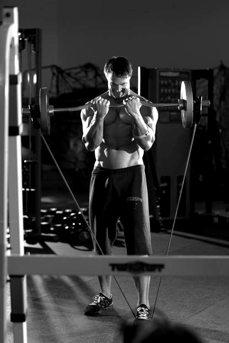 Close-Grip EZ-Bar Curl with Band — end position demonstration photo