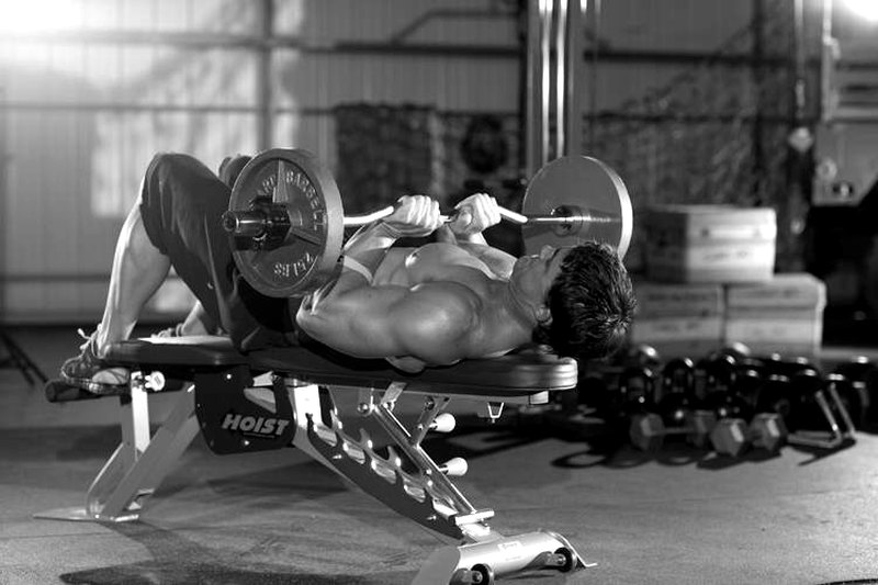 Close-Grip EZ-Bar Press — end position demonstration photo