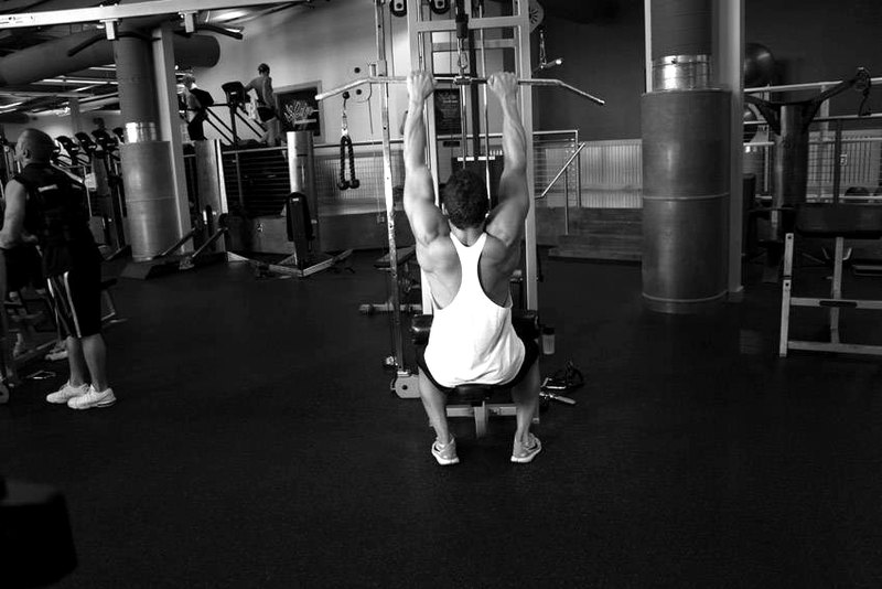 Close-Grip Front Lat Pulldown — start position demonstration photo