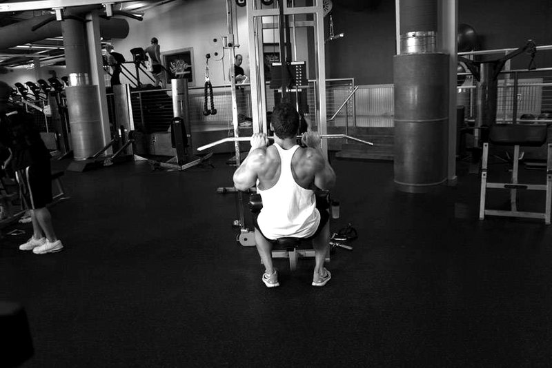 Close-Grip Front Lat Pulldown — end position demonstration photo