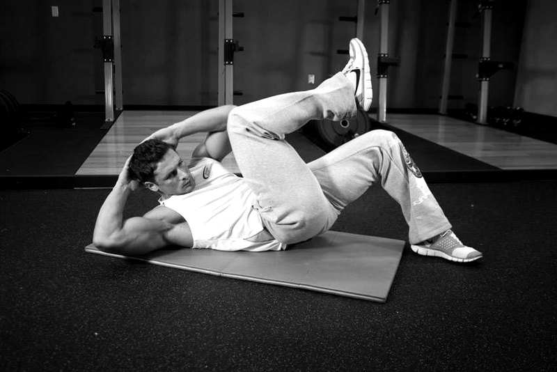 Cross-Body Crunch — end position demonstration photo