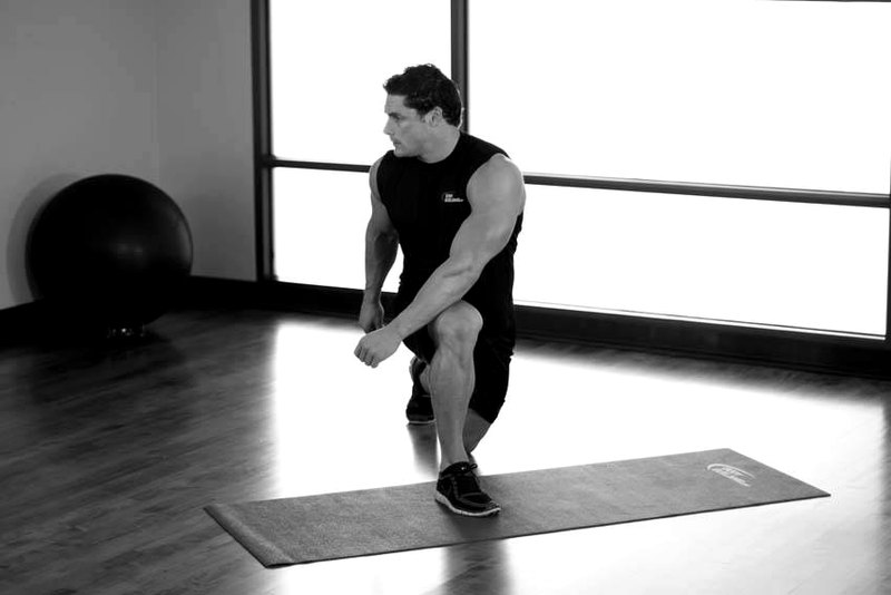 Crossover Reverse Lunge — end position demonstration photo