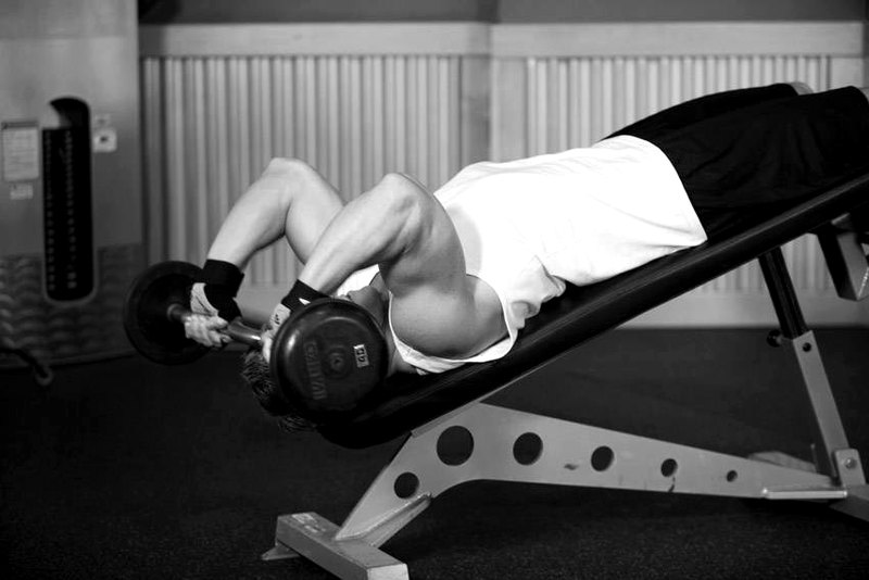 Decline EZ Bar Triceps Extension — end position demonstration photo