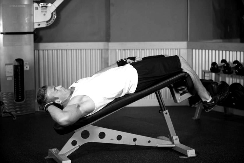 Decline Oblique Crunch — start position demonstration photo