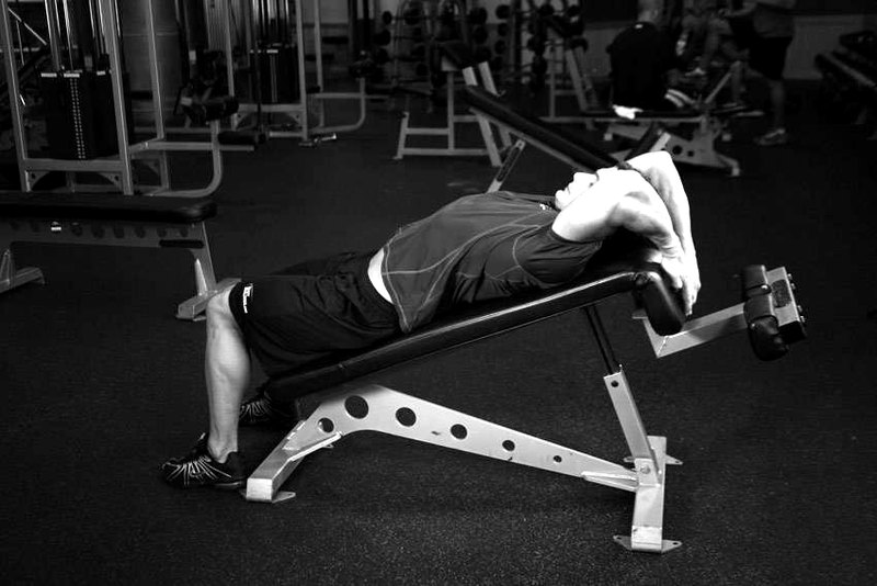 Decline Reverse Crunch — start position demonstration photo