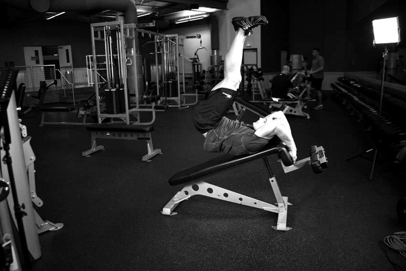 Decline Reverse Crunch — end position demonstration photo