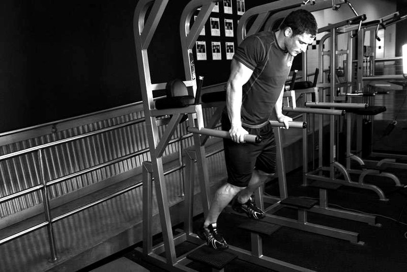 Dips - Chest Version — start position demonstration photo