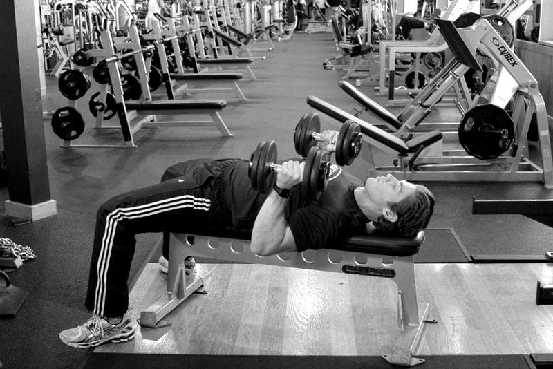 Dumbbell Bench Press with Neutral Grip — end position demonstration photo