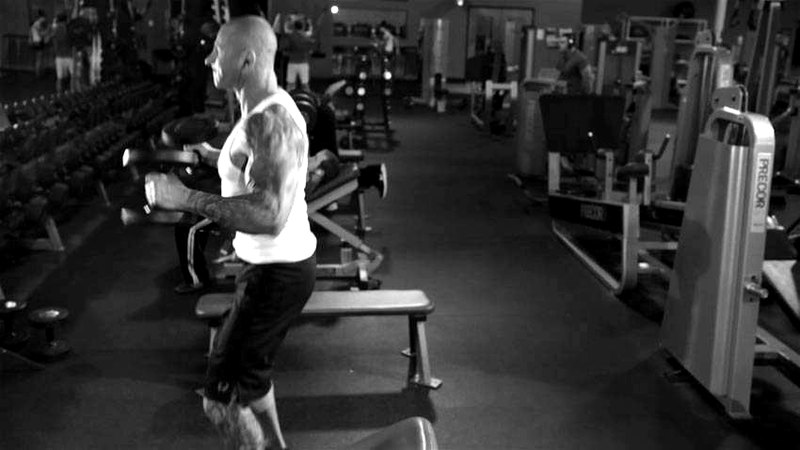 Dumbbell Clean — end position demonstration photo