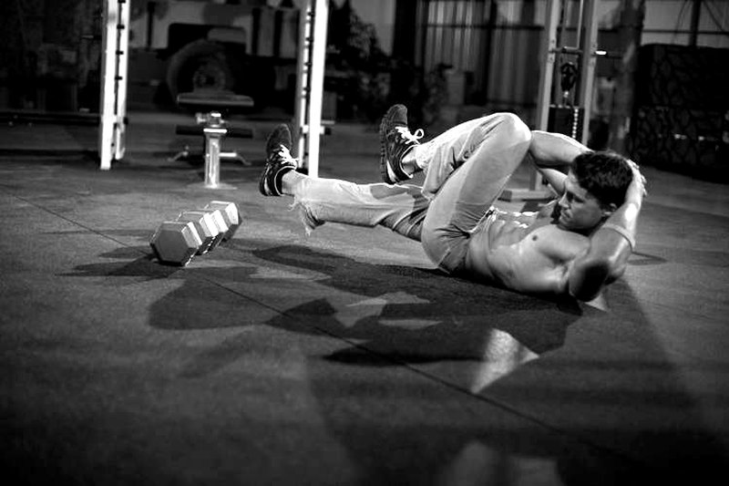 Elbow to Knee — start position demonstration photo