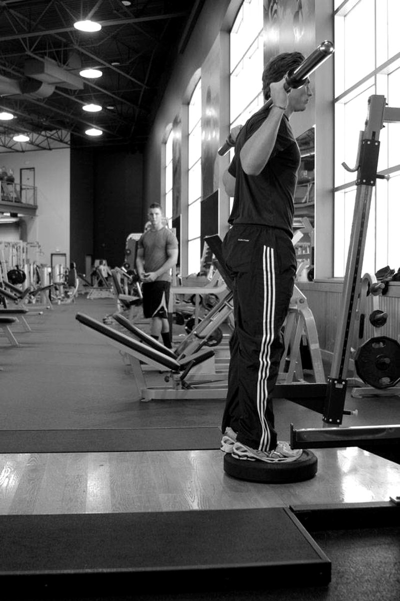 Elevated Back Lunge — start position demonstration photo