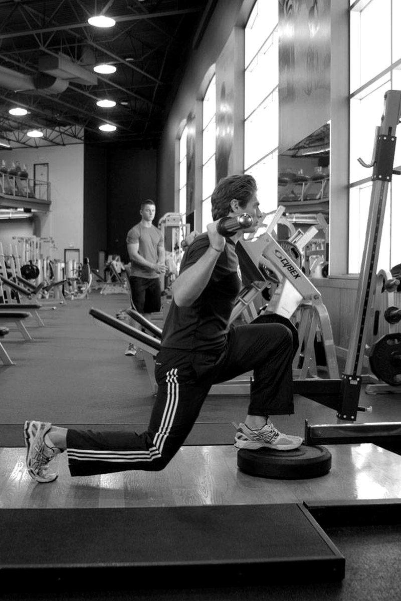 Elevated Back Lunge — end position demonstration photo