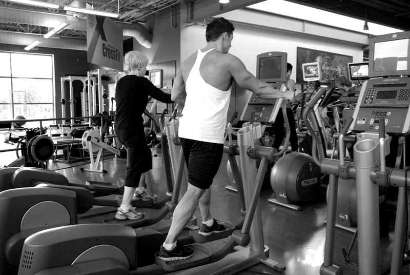 Elliptical Trainer — start position demonstration photo