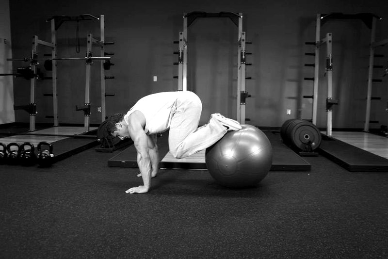 Exercise Ball Pull-In — end position demonstration photo