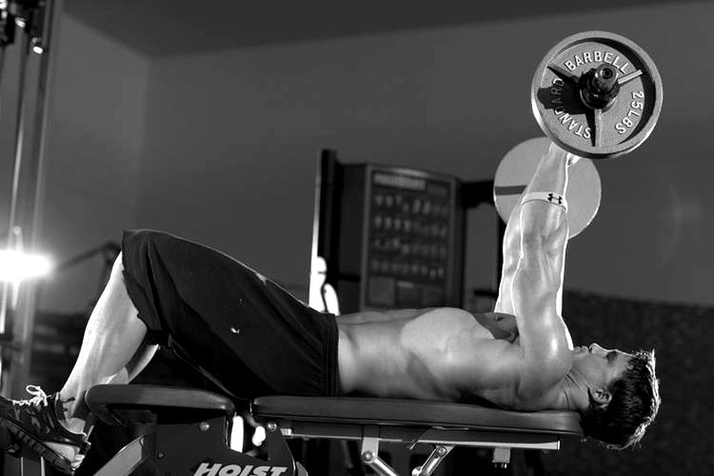 EZ-Bar Skullcrusher — start position demonstration photo