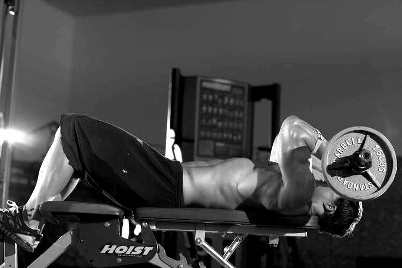 EZ-Bar Skullcrusher — end position demonstration photo
