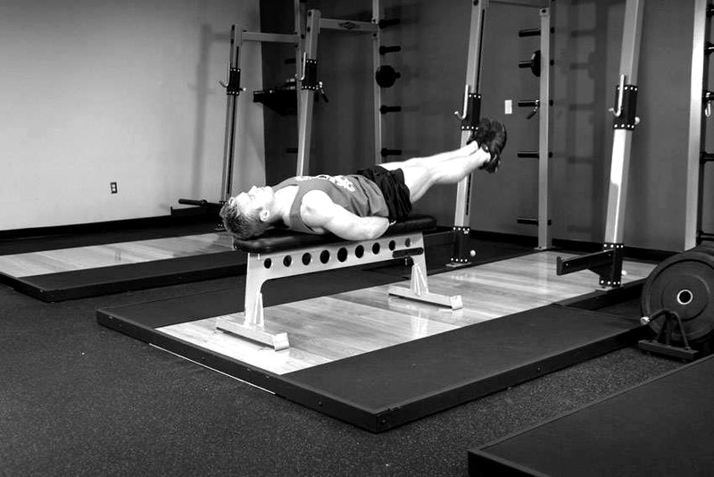 Flat Bench Leg Pull-In — end position demonstration photo