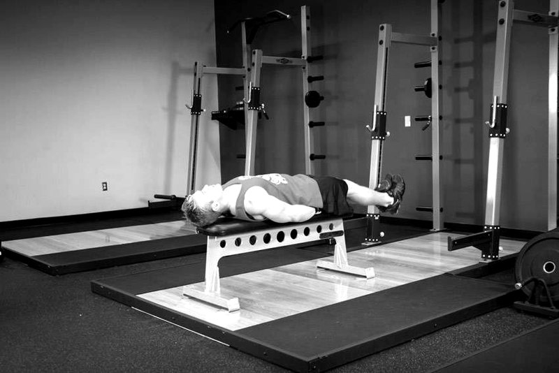 Flat Bench Lying Leg Raise — start position demonstration photo