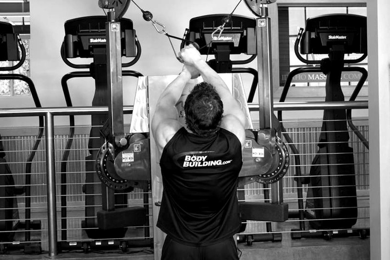 Full Range-Of-Motion Lat Pulldown — start position demonstration photo