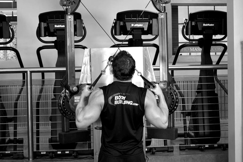 Full Range-Of-Motion Lat Pulldown — end position demonstration photo