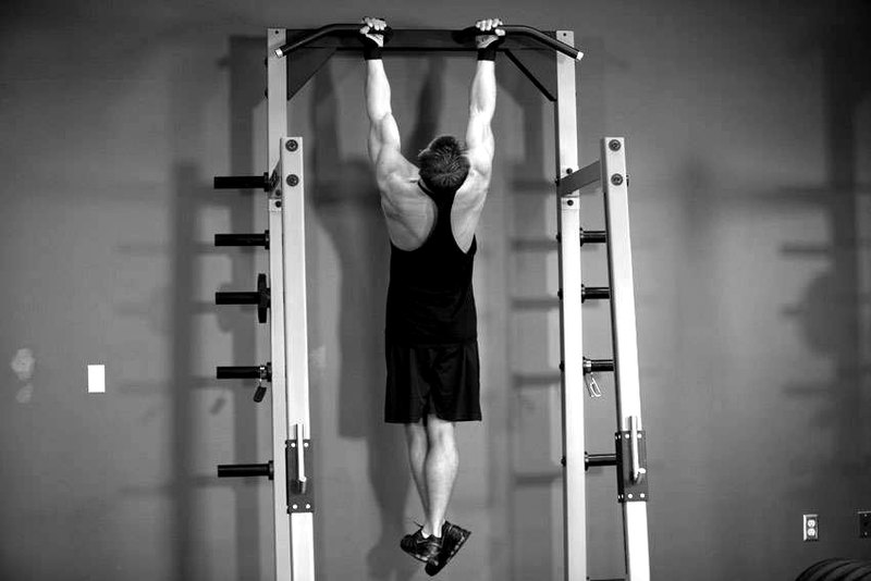 Gironda Sternum Chins — start position demonstration photo