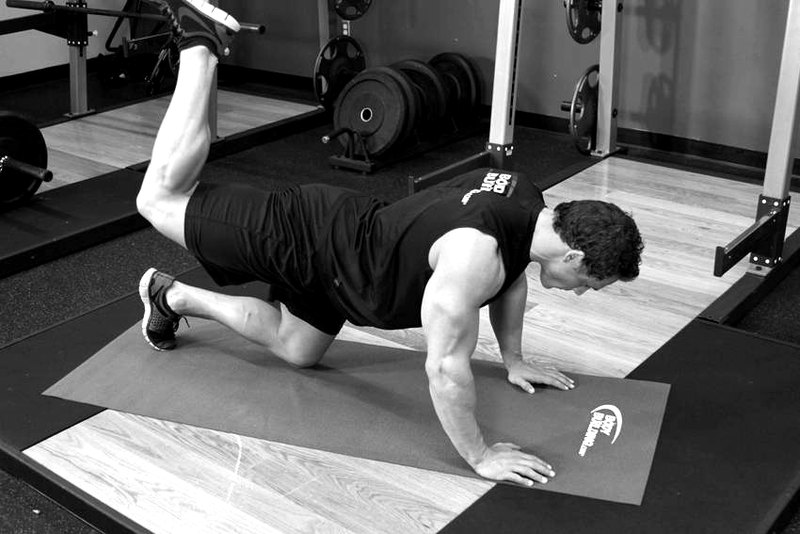 Glute Kickback — end position demonstration photo