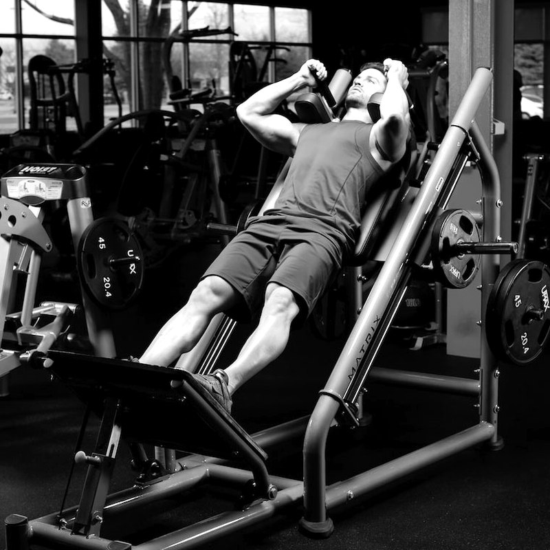 Hack Squat — start position demonstration photo