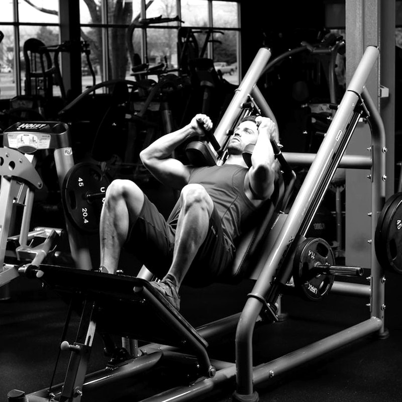 Hack Squat — end position demonstration photo