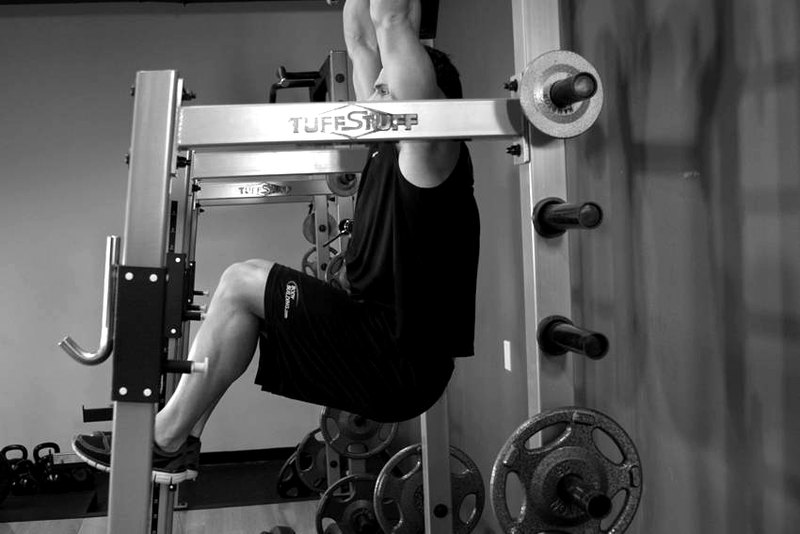 Hanging Leg Raise — end position demonstration photo
